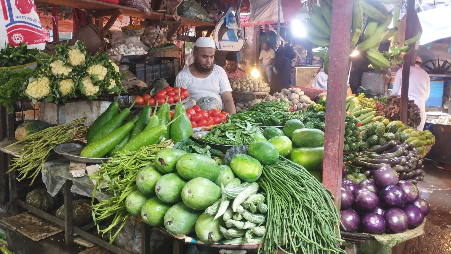 বাজারে সবজির ঘাটতি নেই, তবু কমছে না দাম