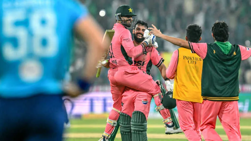শেষ উইকেটে বিশ্বরেকর্ড, শাদাবের অবিশ্বাস্য সেঞ্চুরিতে পাকিস্তানের রূপকথার জয়