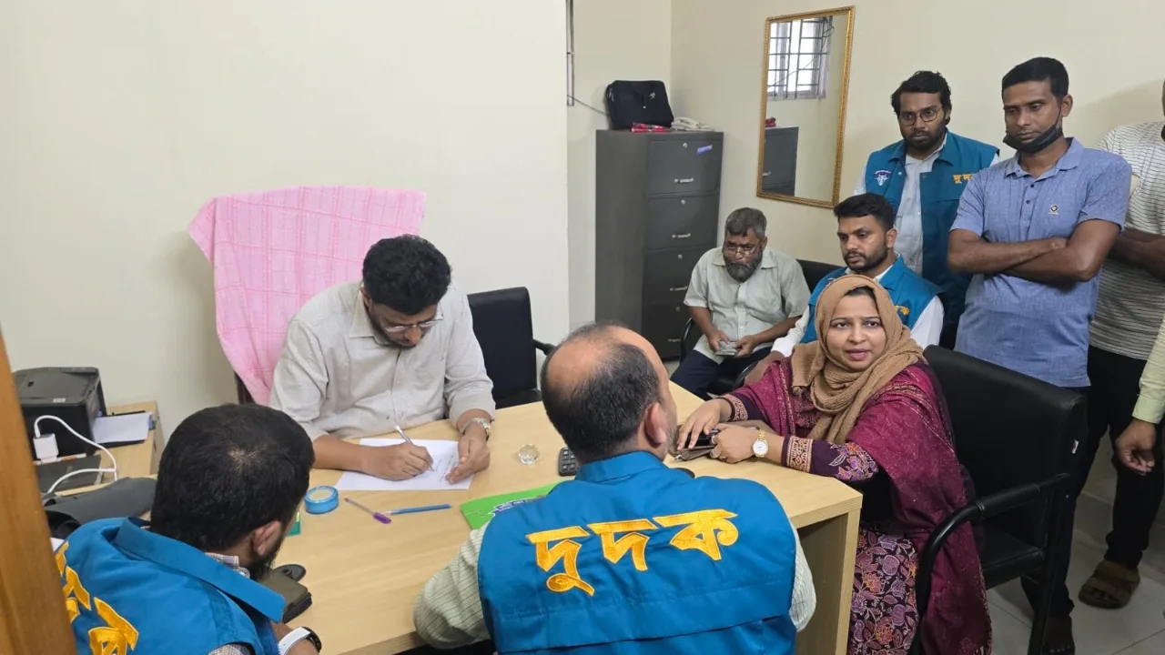 সাব-রেজিস্ট্রি অফিসে দুদকের অভিযান, ঘুষের টাকাসহ হাতেনাতে ধরা