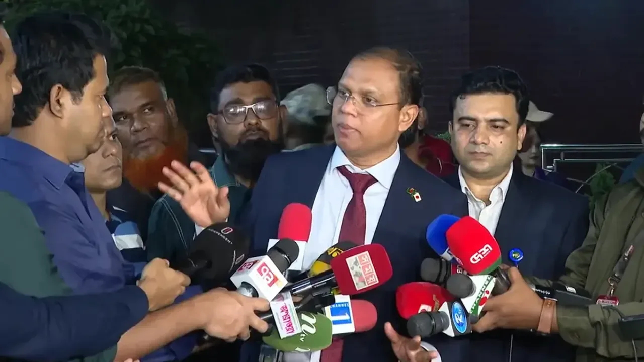 অন্য বিমানে ফেরার সুযোগ থাকলেও সফরসঙ্গীদের নিয়েই ফিরলেন প্রধানমন্ত্রী