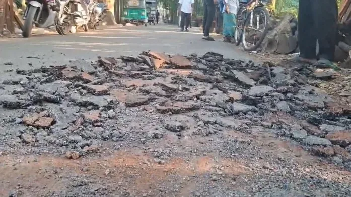 কোটি টাকার নতুন সড়কে এক মাসেই উধাও কার্পেটিং