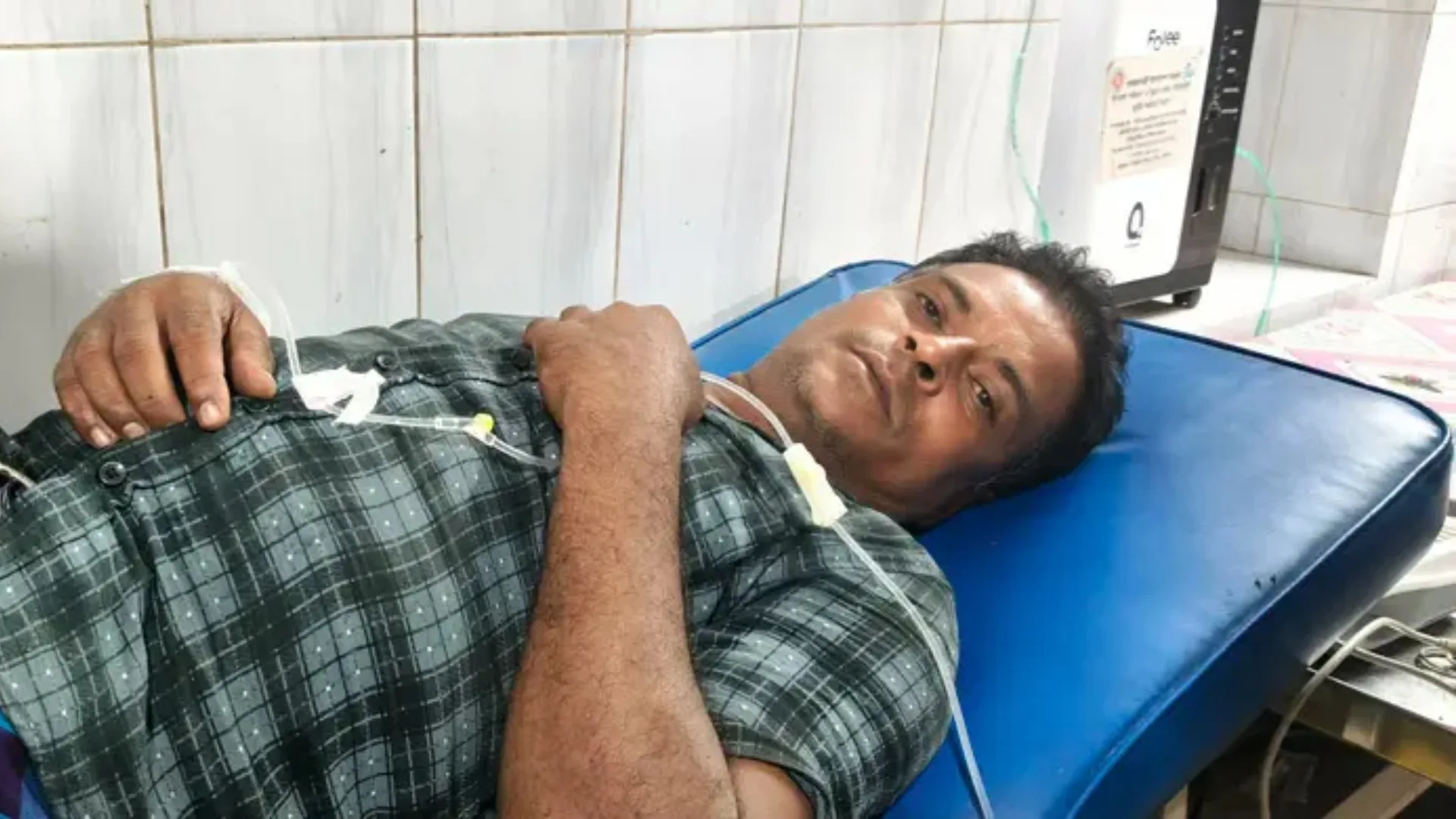 সাপে কামড়ানোর পর যা করলেন কাদের, অবাক চিকিৎসকও
