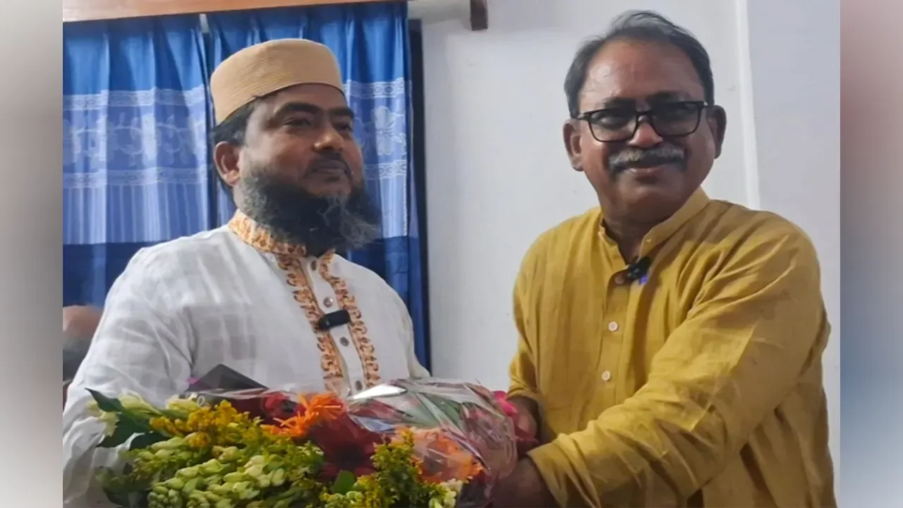 জয়ের পর ফুল নিয়ে জামায়াত প্রার্থীর বাসায় মির্জা ফয়সল, খাওয়ালেন মিষ্টি