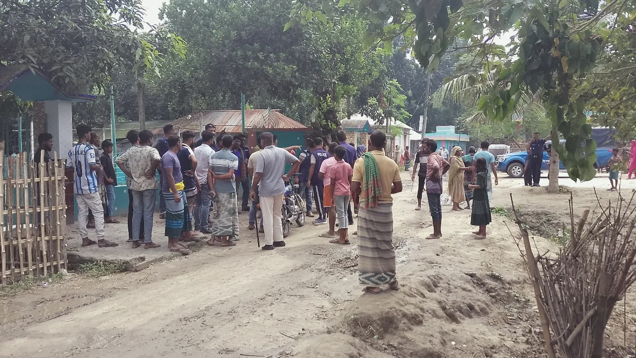 বাঁশ কাটাকে কেন্দ্র করে যুবককে কুপিয়ে জখম