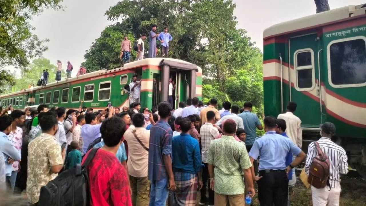 গফরগাঁওয়ে চলন্ত মোহনগঞ্জ এক্সপ্রেসের ১২ বগি বিচ্ছিন্ন