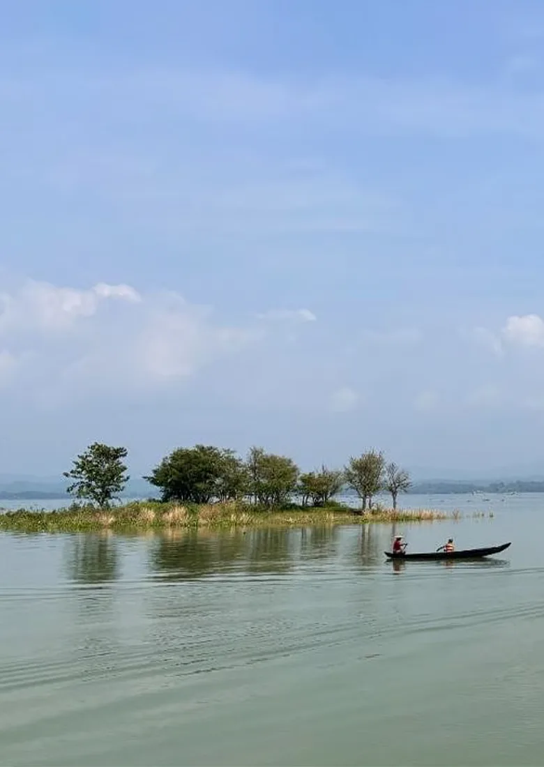 কাপ্তাই হ্রদের শান্ত জলে ক্লান্তি বিসর্জন
